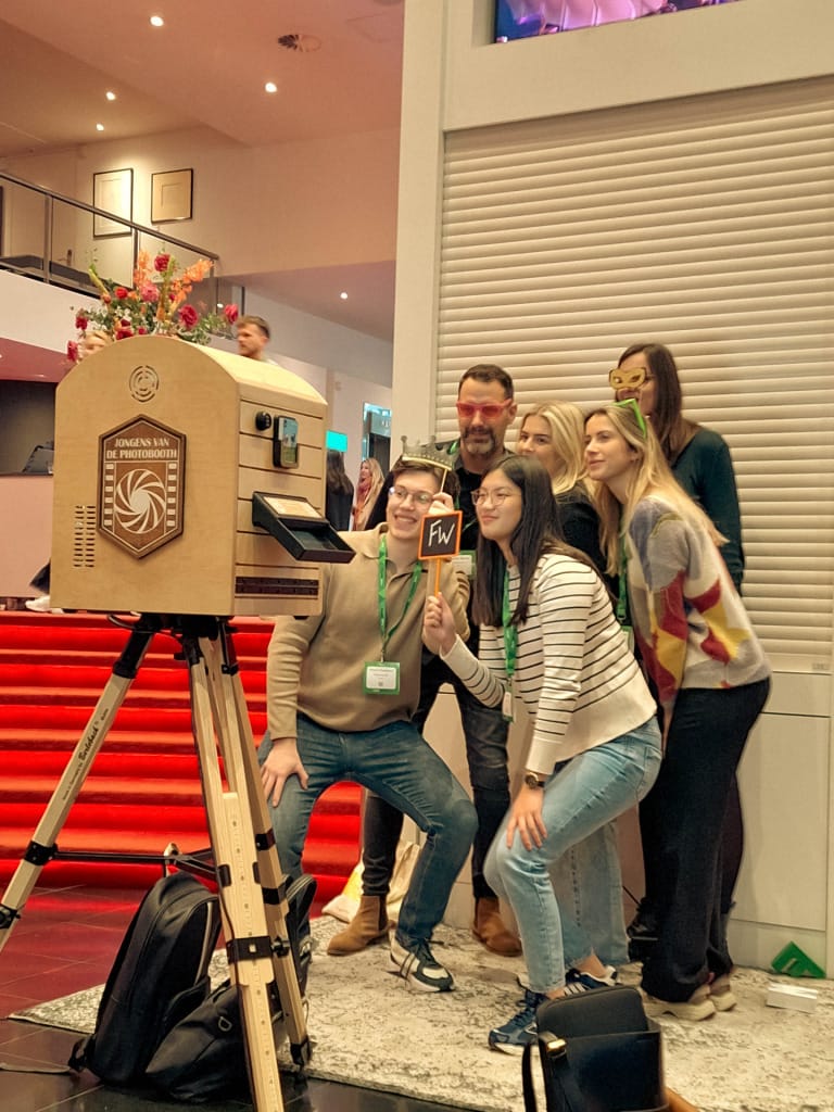 Groep vrienden geniet van een photobooth op een evenement in het Beatrix Theater in Utrecht.