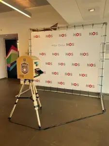 : "Photobooth opstelling met NOS-backdrop tijdens een evenement in Hilversum, aangeboden door Jongens van de Photobooth