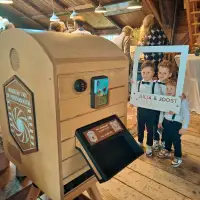 2 jongetjes gaan staan voor de photobooth net kader om hun hoofd in Molen de Ster Utrecht