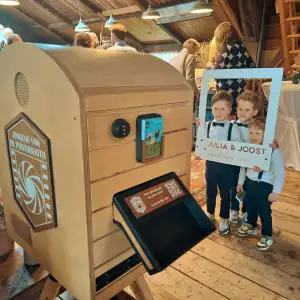 2 jongetjes gaan staan voor de photobooth net kader om hun hoofd in Molen de Ster Utrecht