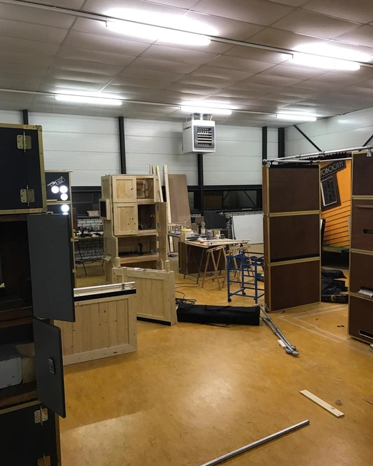 photobooth-werkplaats-opbouw-fotohokjes Werkplaats van Jongens van de Photobooth met in opbouw meerdere houten photobooths